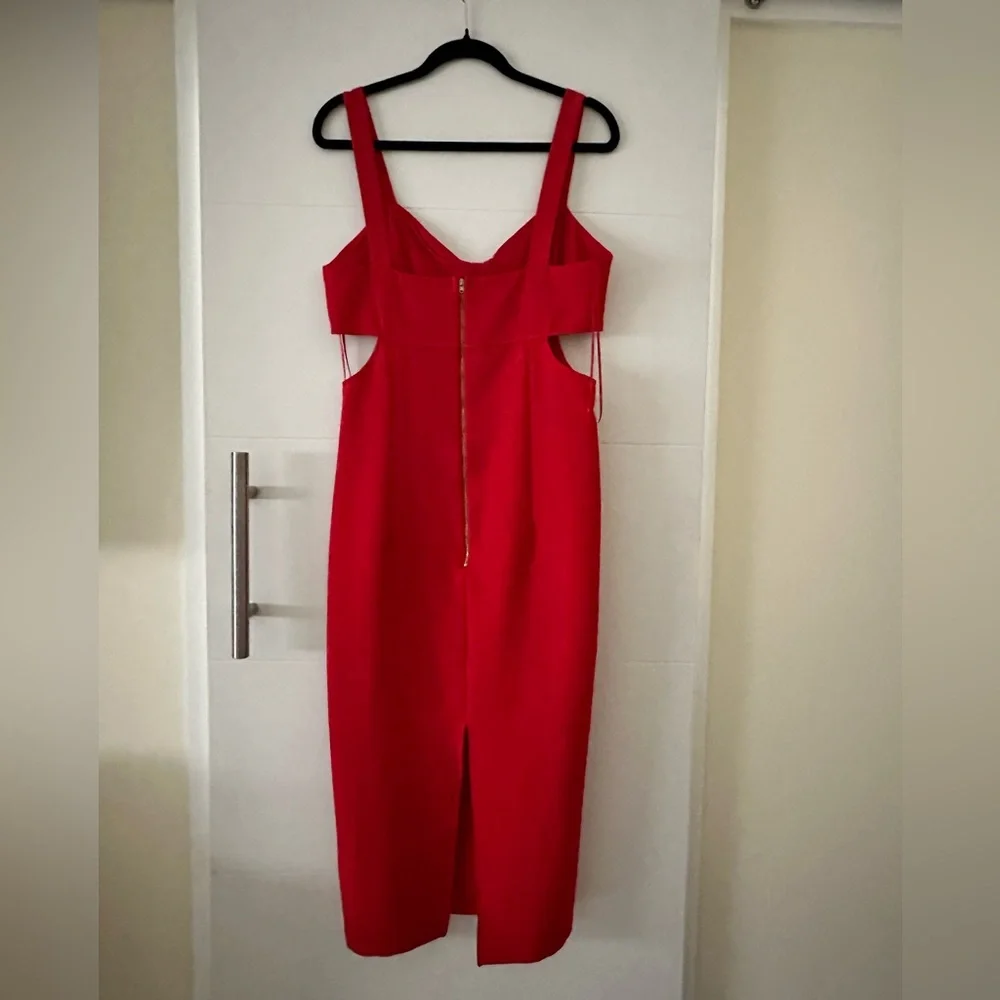 Elegant Red Sleeveless Dress - Picture 3 of 3
